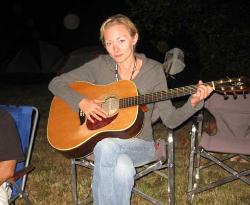 BF09Autumn_w_guitar_byTomY